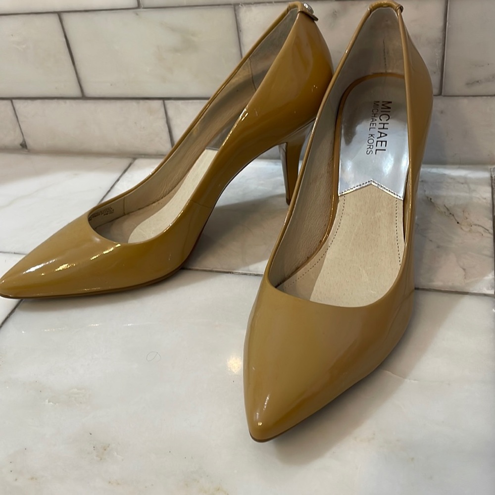 Michael Kors size 9 beige 3” heel. Pointed toe